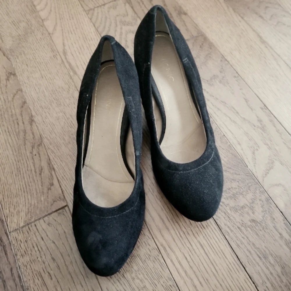 Vionic Black Suede Wedge Shoe - Picture 2 of 6
